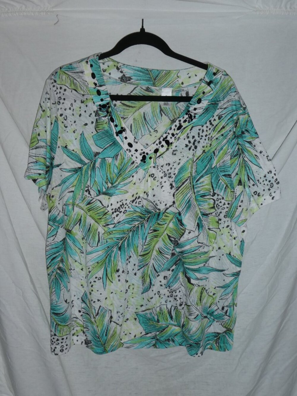 Women's 2X Short Sleeve Embellished Leaf Print V-Neck Top